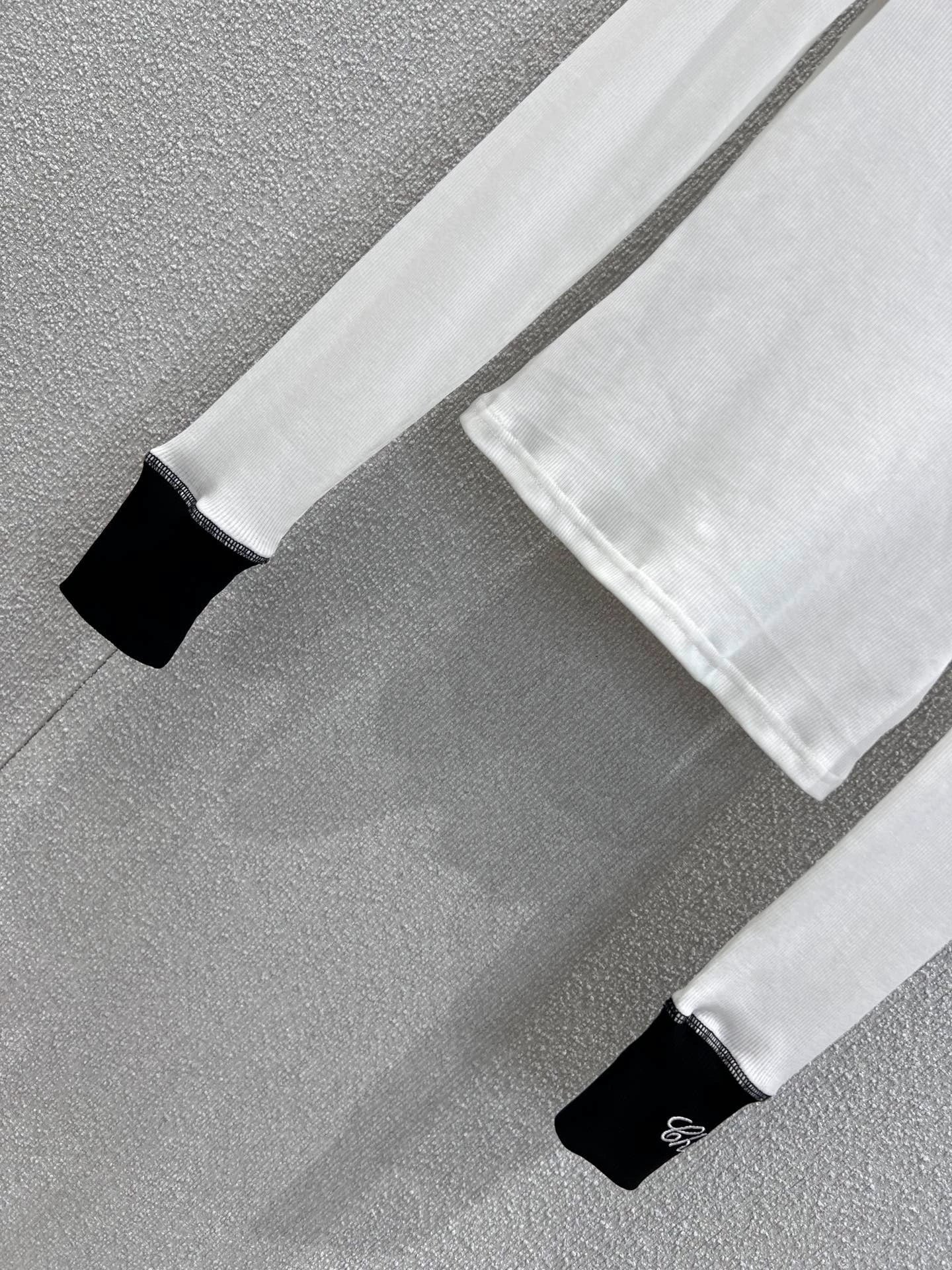 Color-blocked long-sleeved base layer top