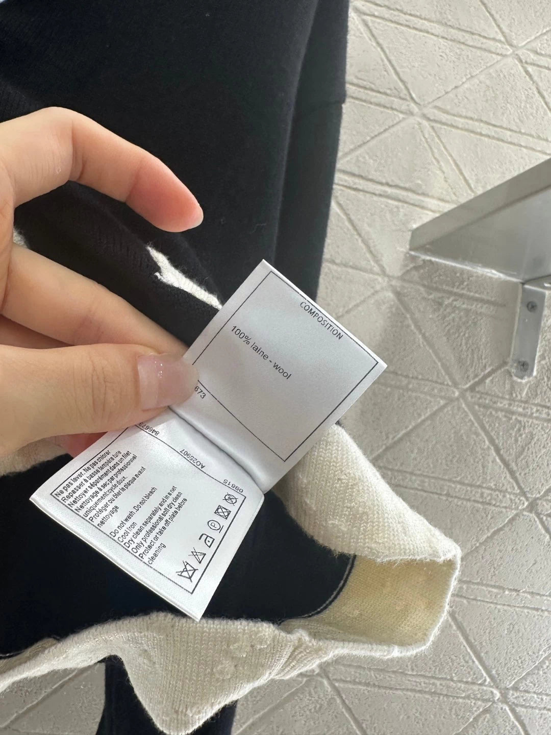 V-neck short knit sweater