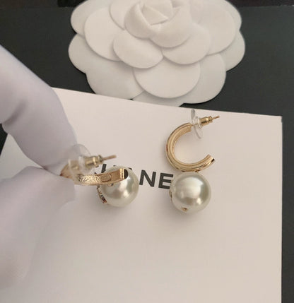 Double C pearl ear hook