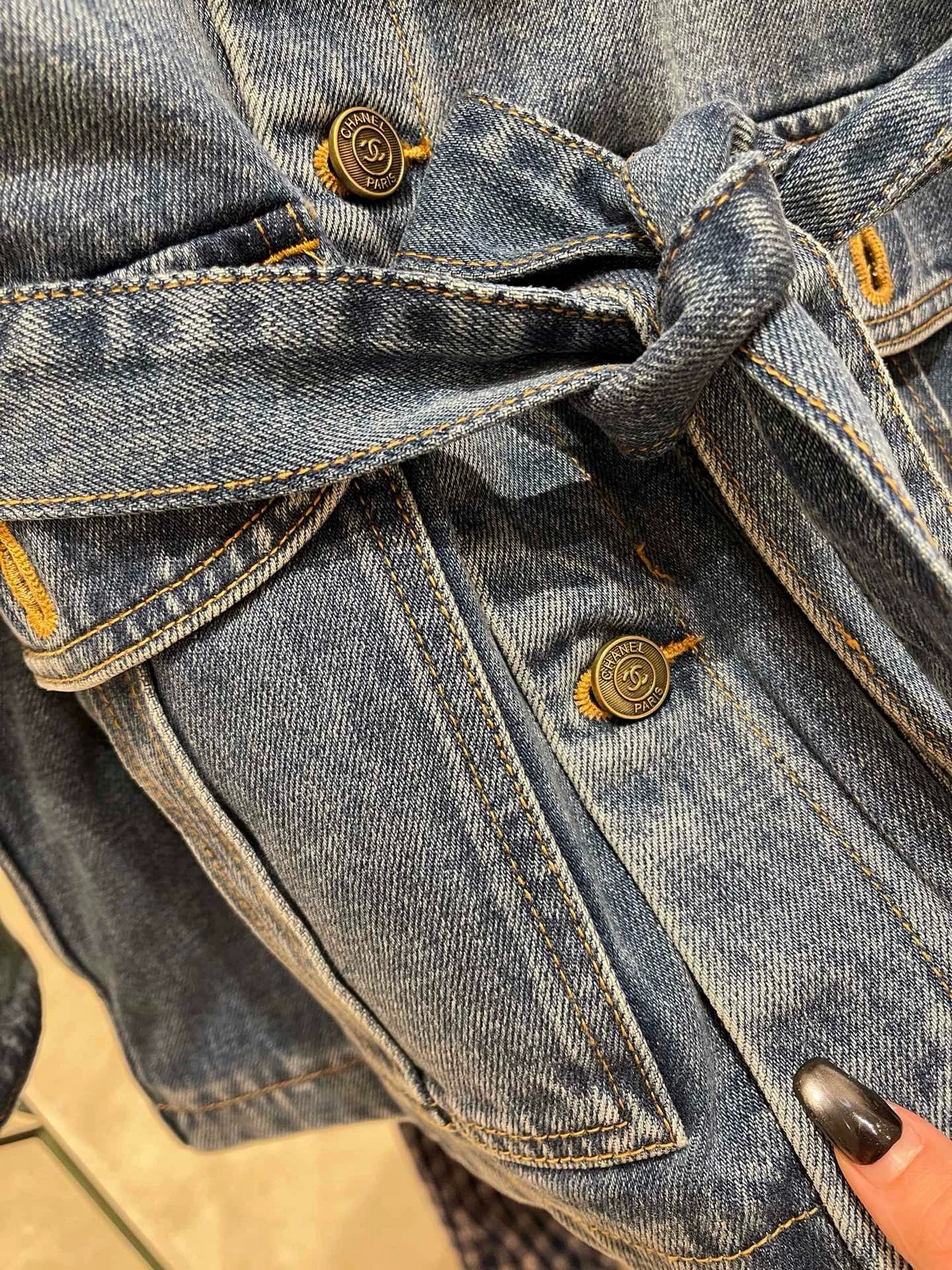 Wool collar and cotton denim jacket