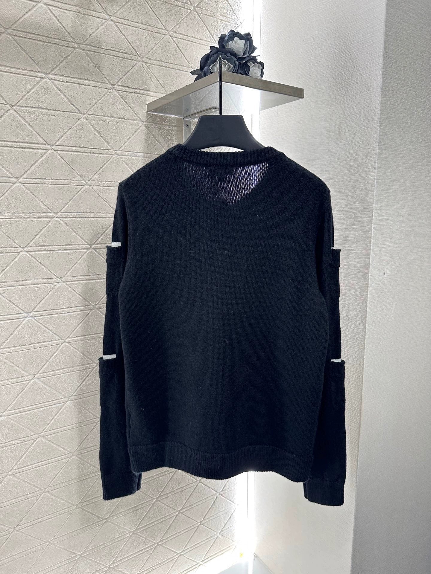 C 25 Multi-button knitted cardigan