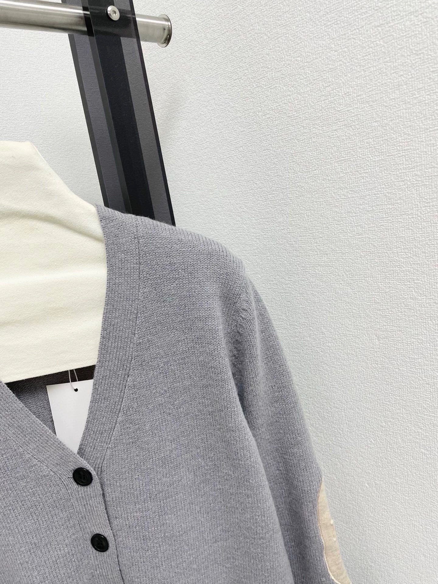 25fw V-neck knitted cardigan