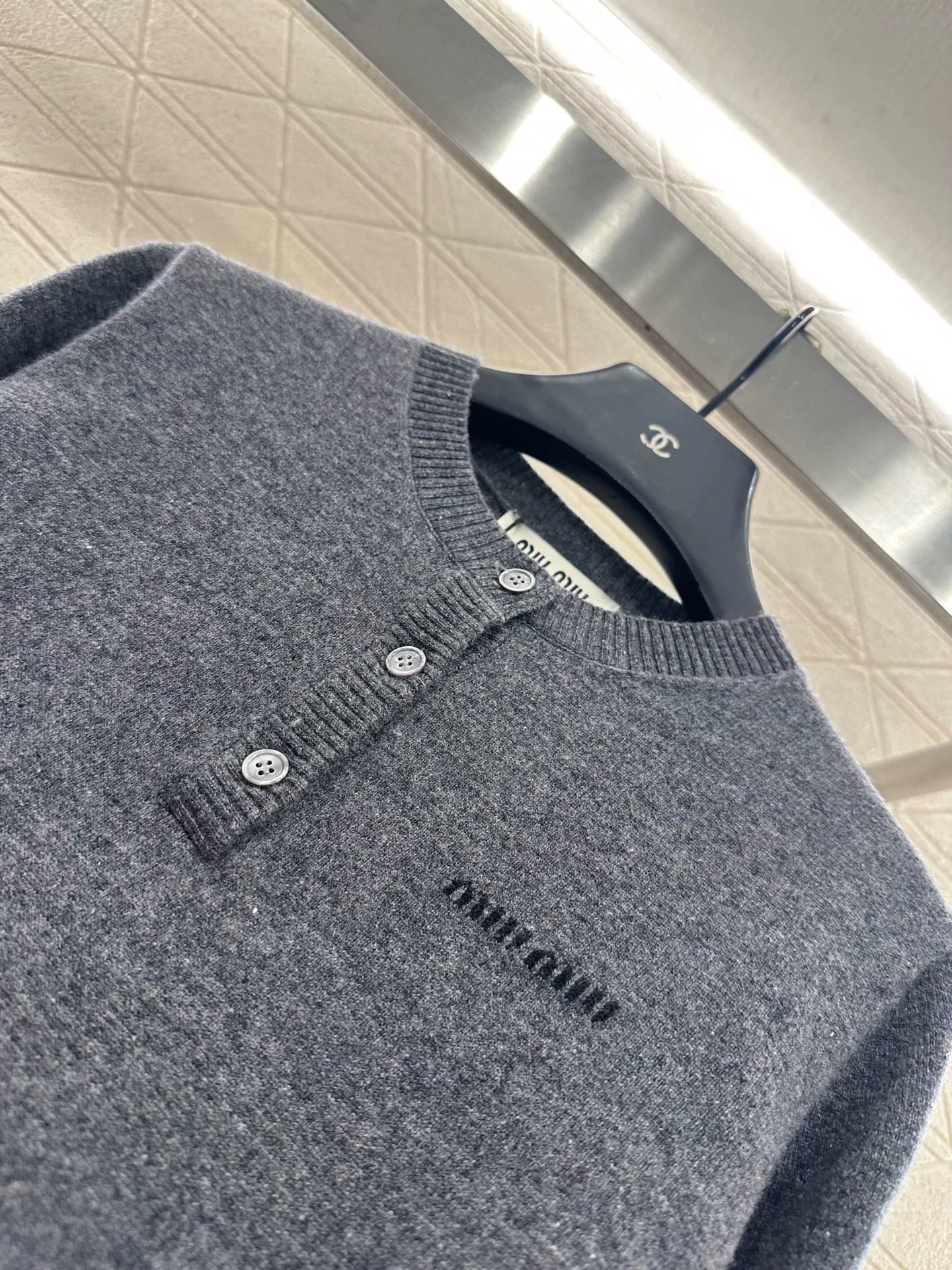 Half open button knit long sleeved shirt