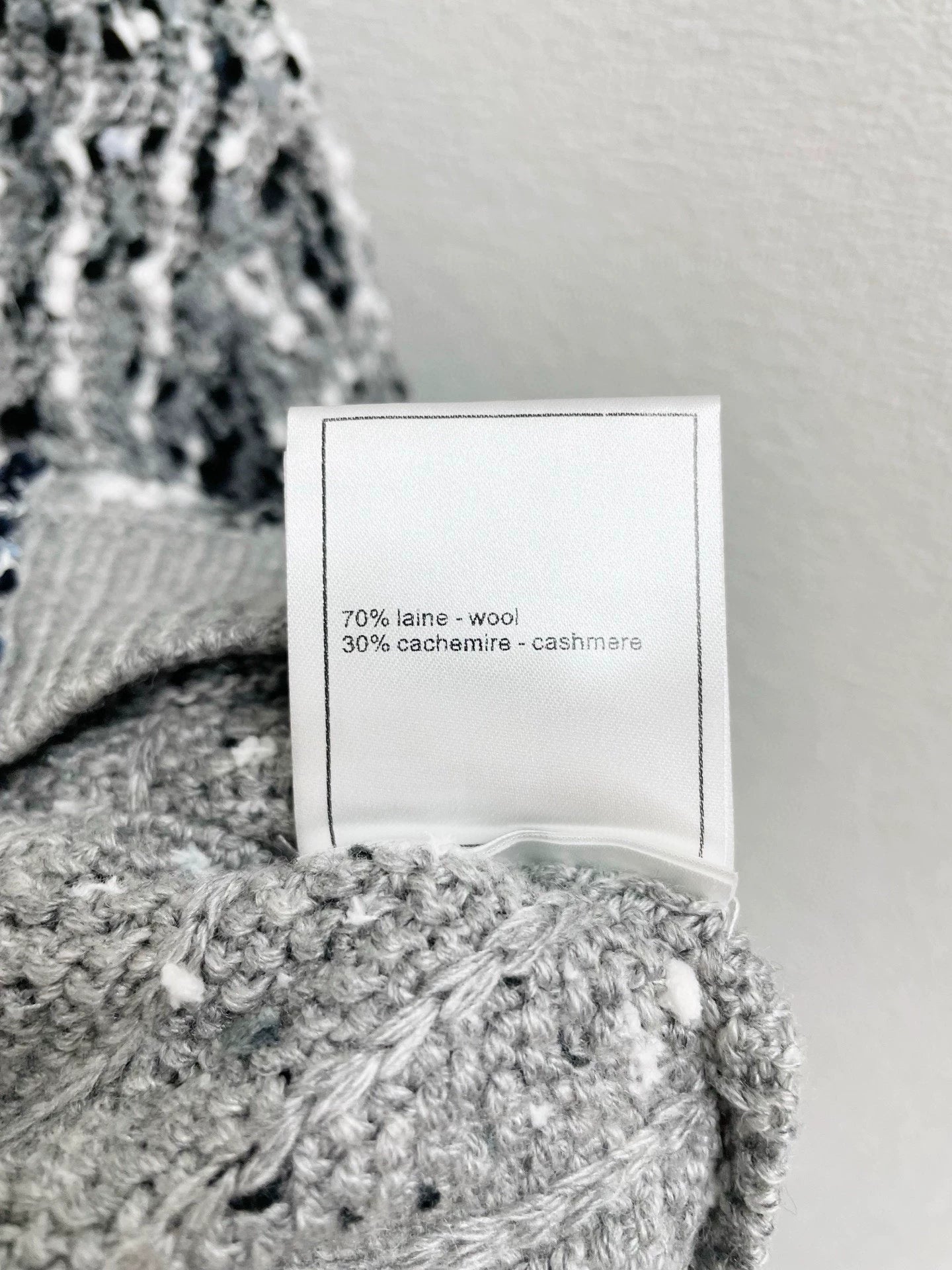 25fw Wearing a round neck cardigan with beads