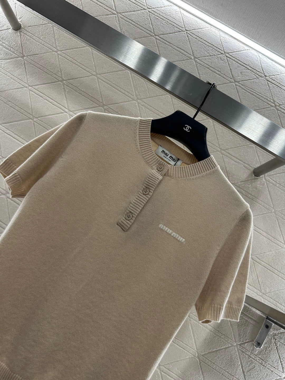 Button half open knit short sleeved shirt