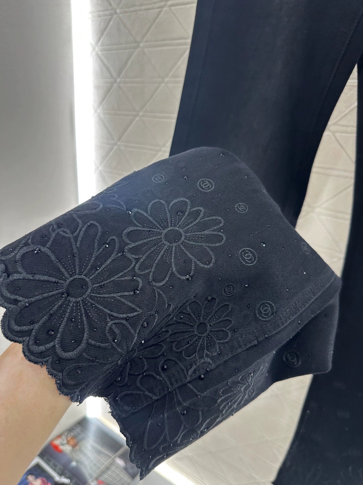 25fw Embroidered flower denim micro flared pants