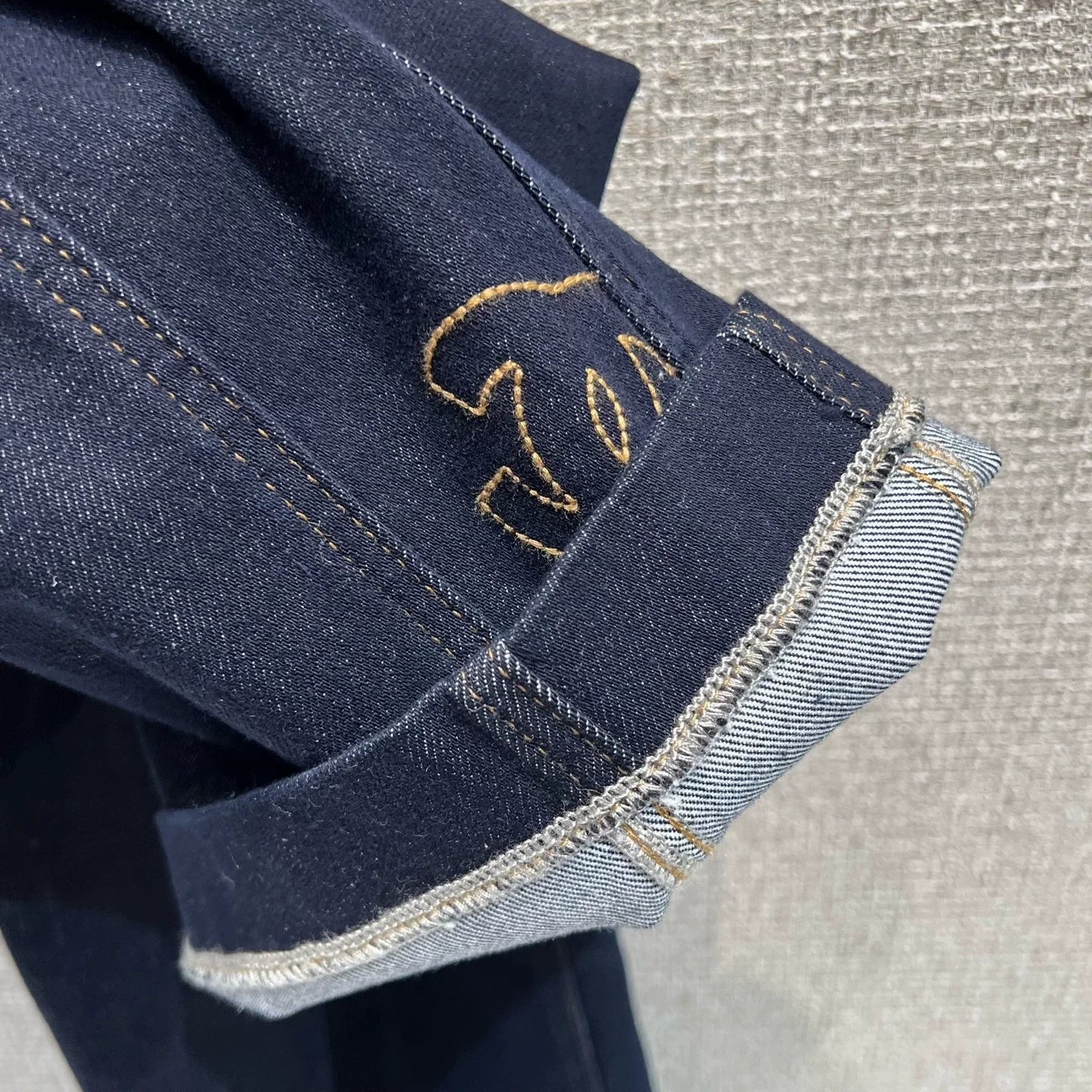 Side-embroidered washed denim jeans
