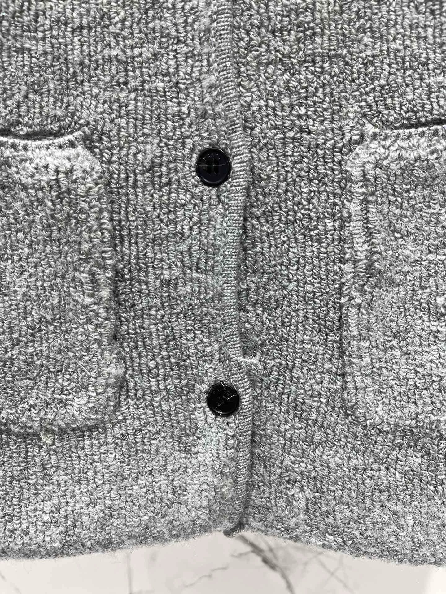 25fw Triangle logo knitted sleeveless vest