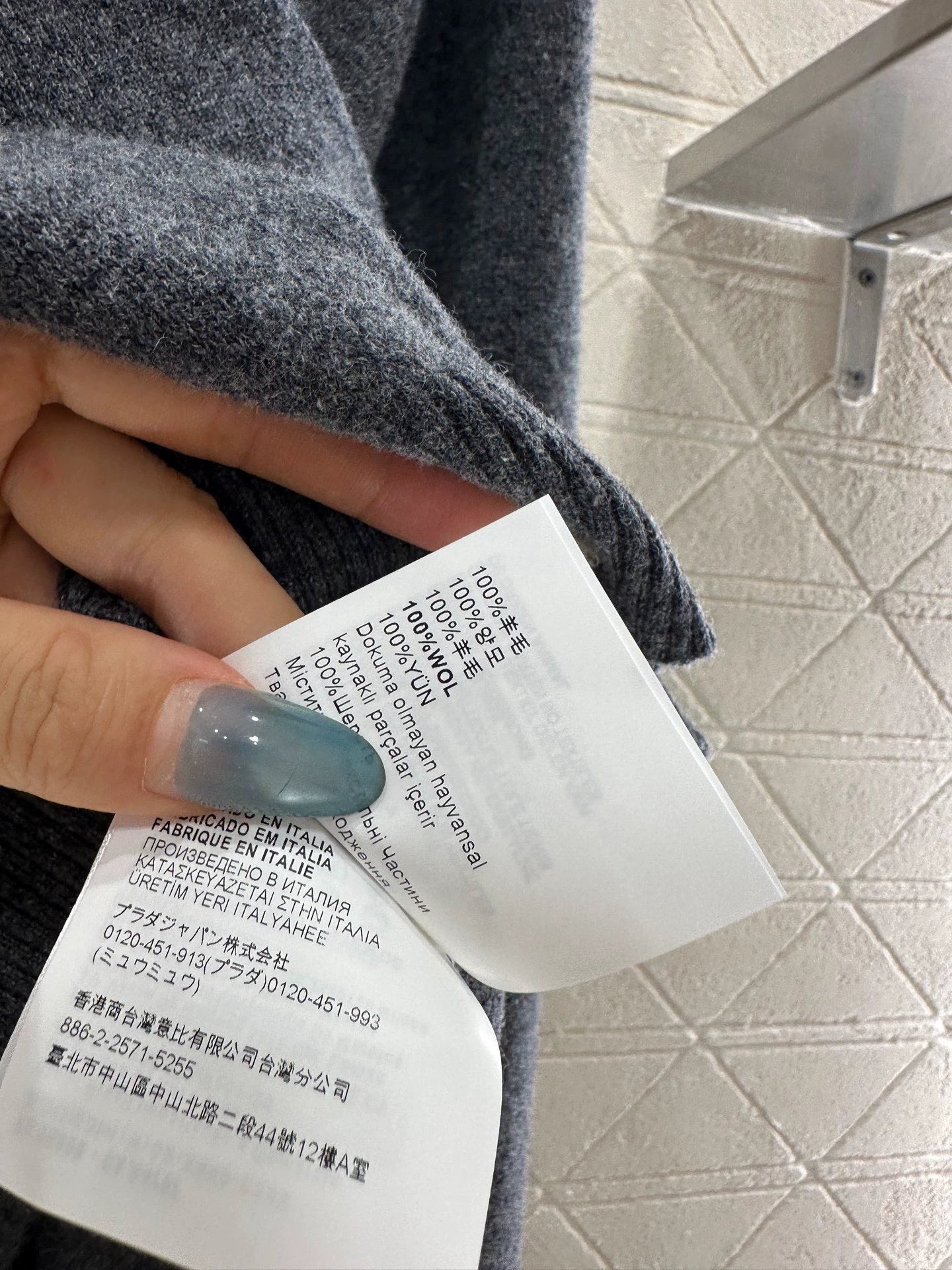 Half open button knit long sleeved shirt