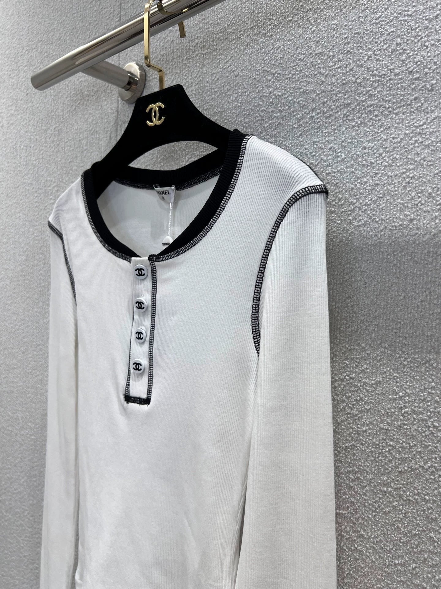 Color-blocked long-sleeved base layer top