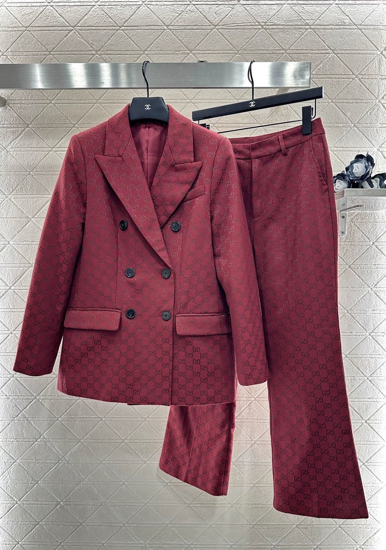 25 Double-breasted suit trousers