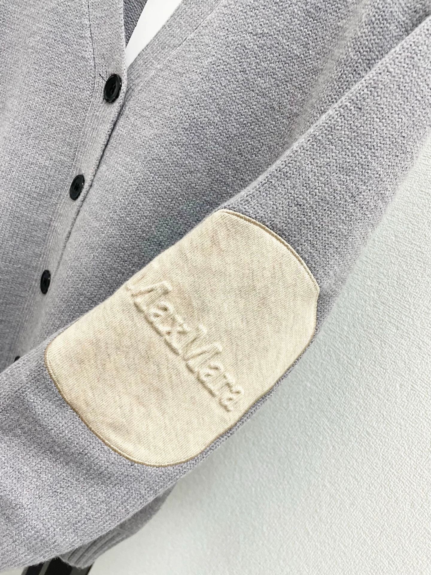 25fw V-neck knitted cardigan