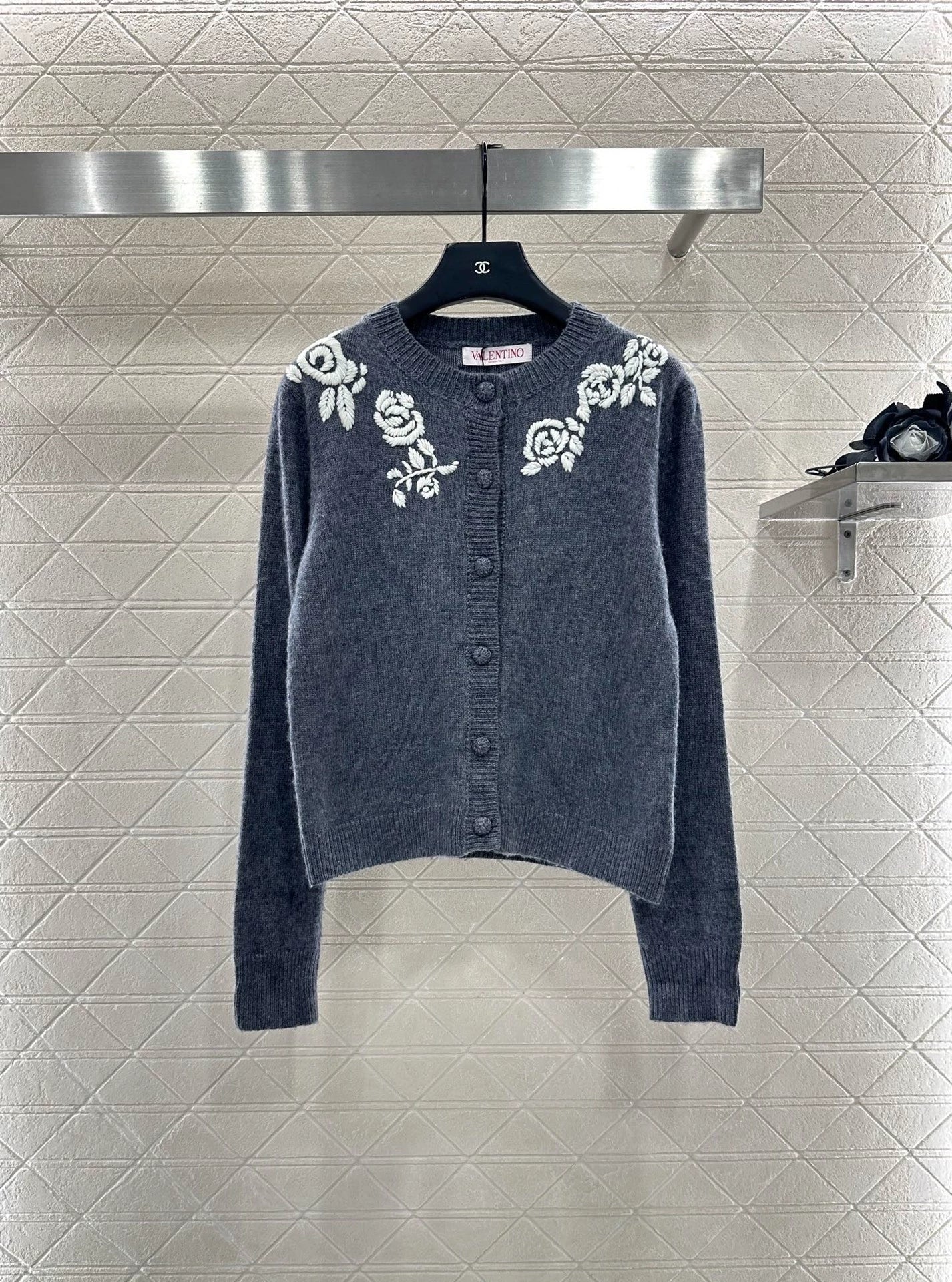 25fw Round neck embroidered cardigan