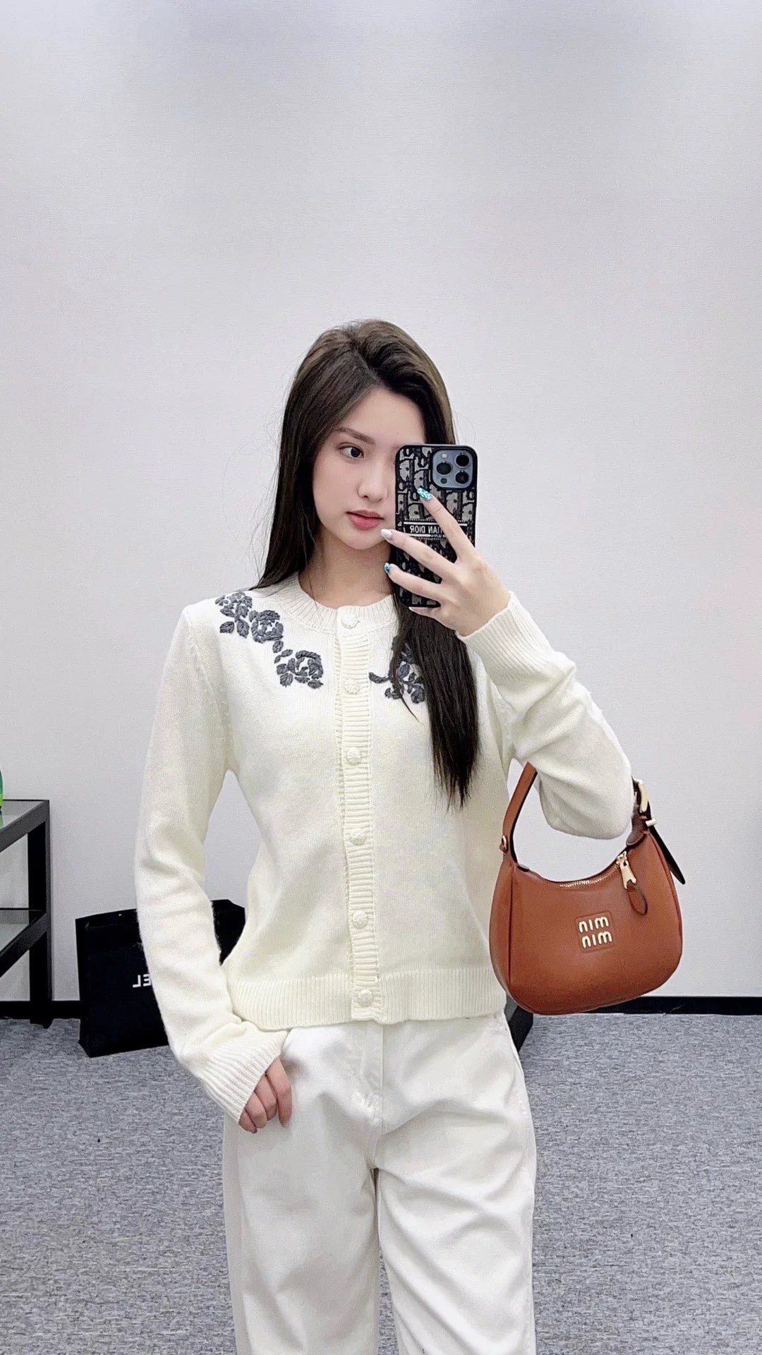 25fw Round neck embroidered cardigan