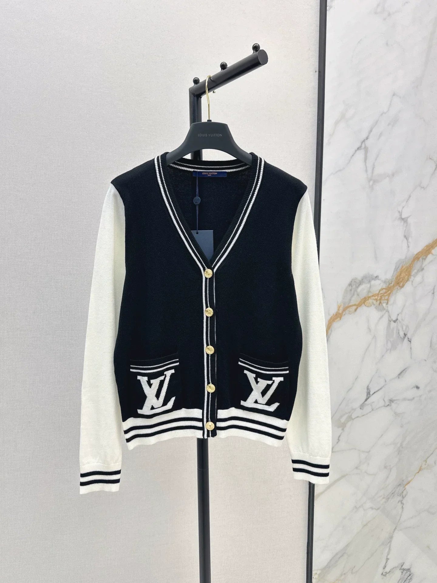 25 Color blocking V-neck knitted cardigan