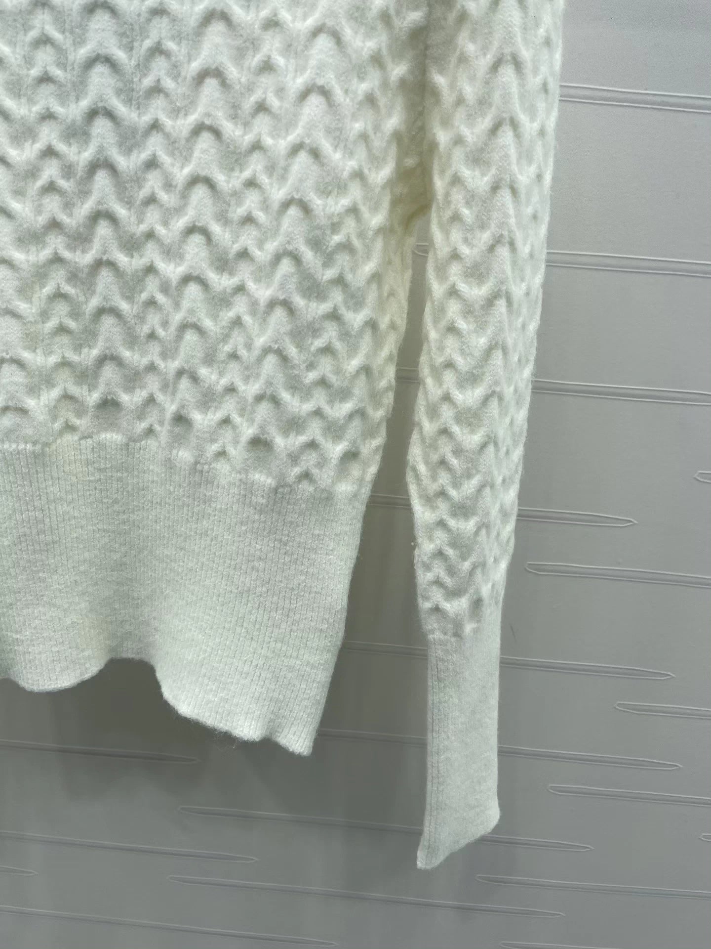 Round neck pullover long sleeved sweater