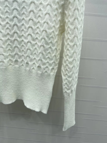 Round neck pullover long sleeved sweater