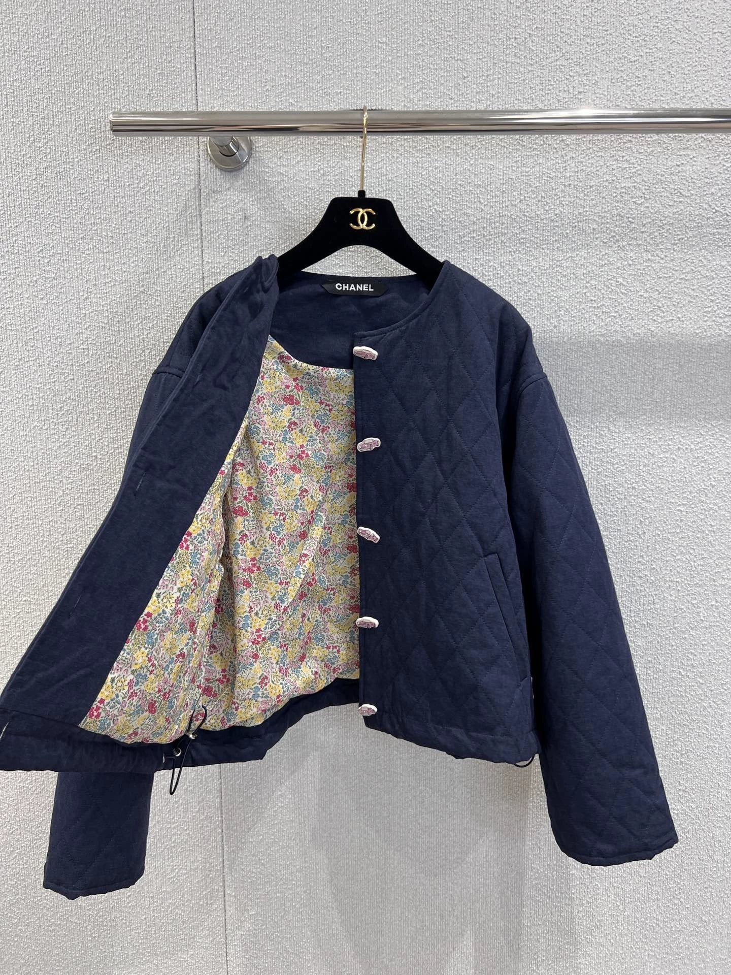 Diamond-patterned cropped denim jacket