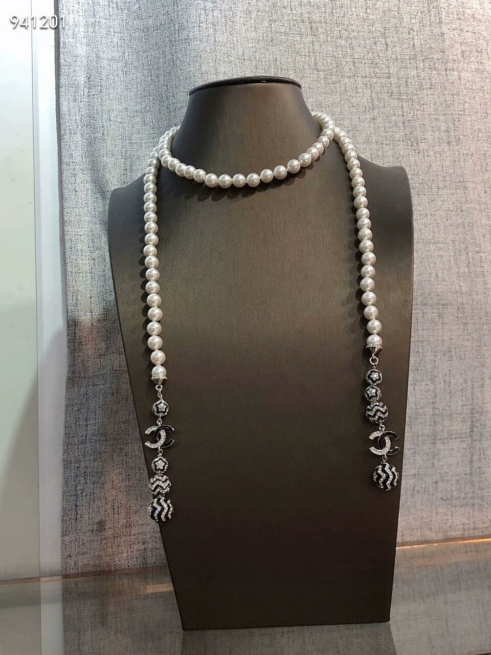 Black and white rhinestone double C pearl sweater chain