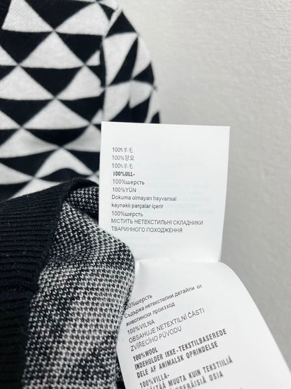 25fw Triangular knitted sweater