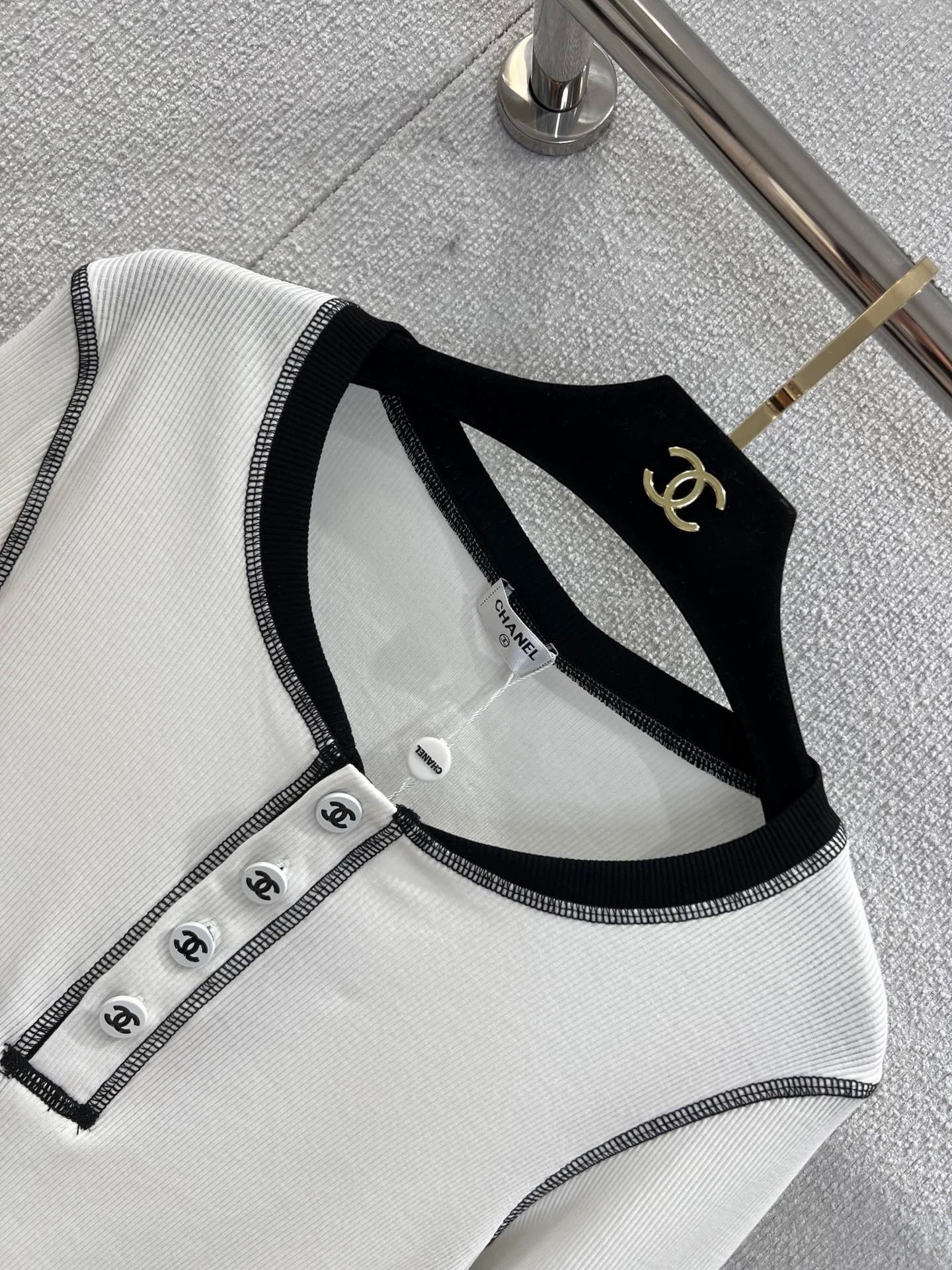 Color-blocked long-sleeved base layer top