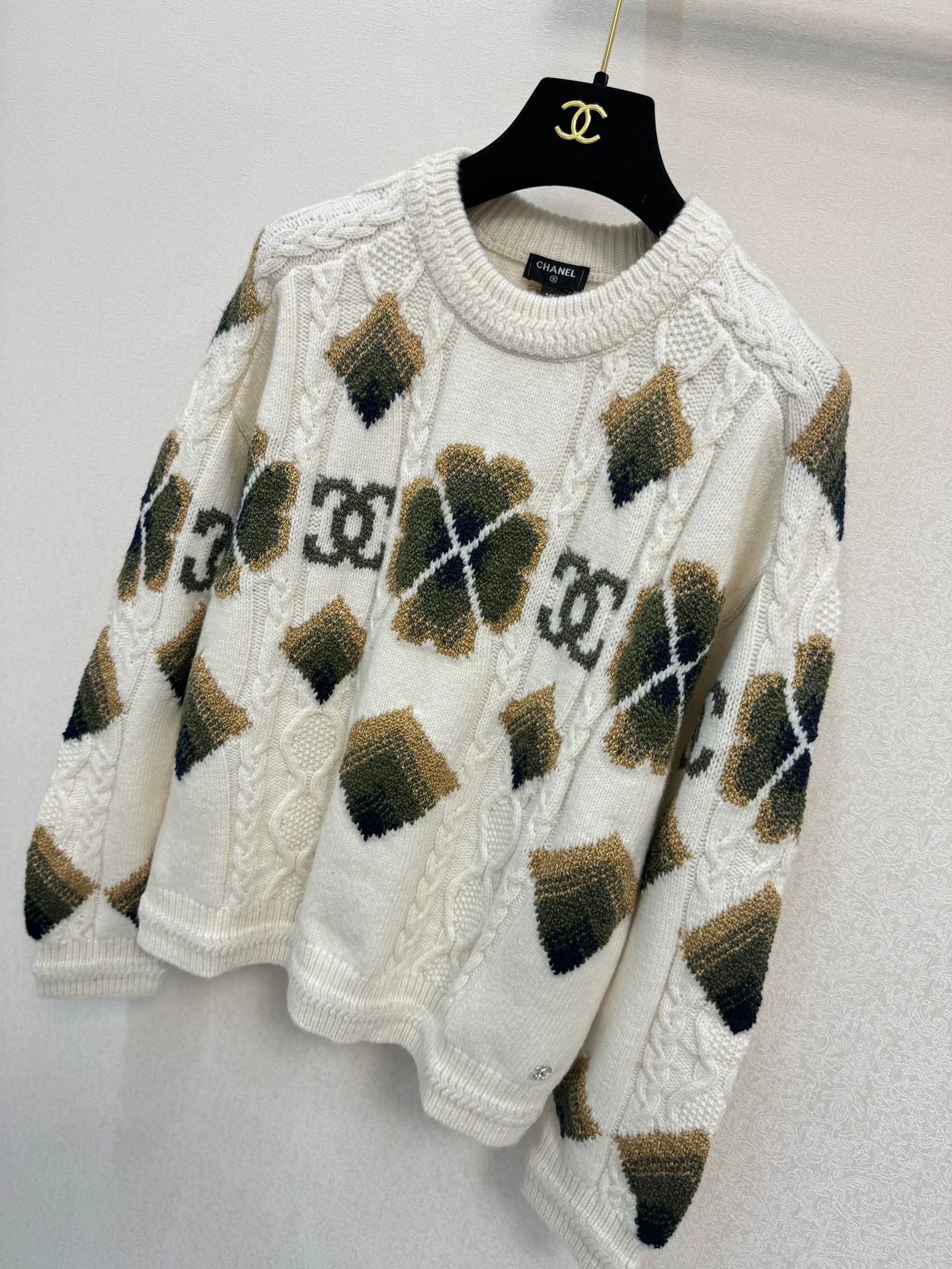 Four leaf clover knitted sweater