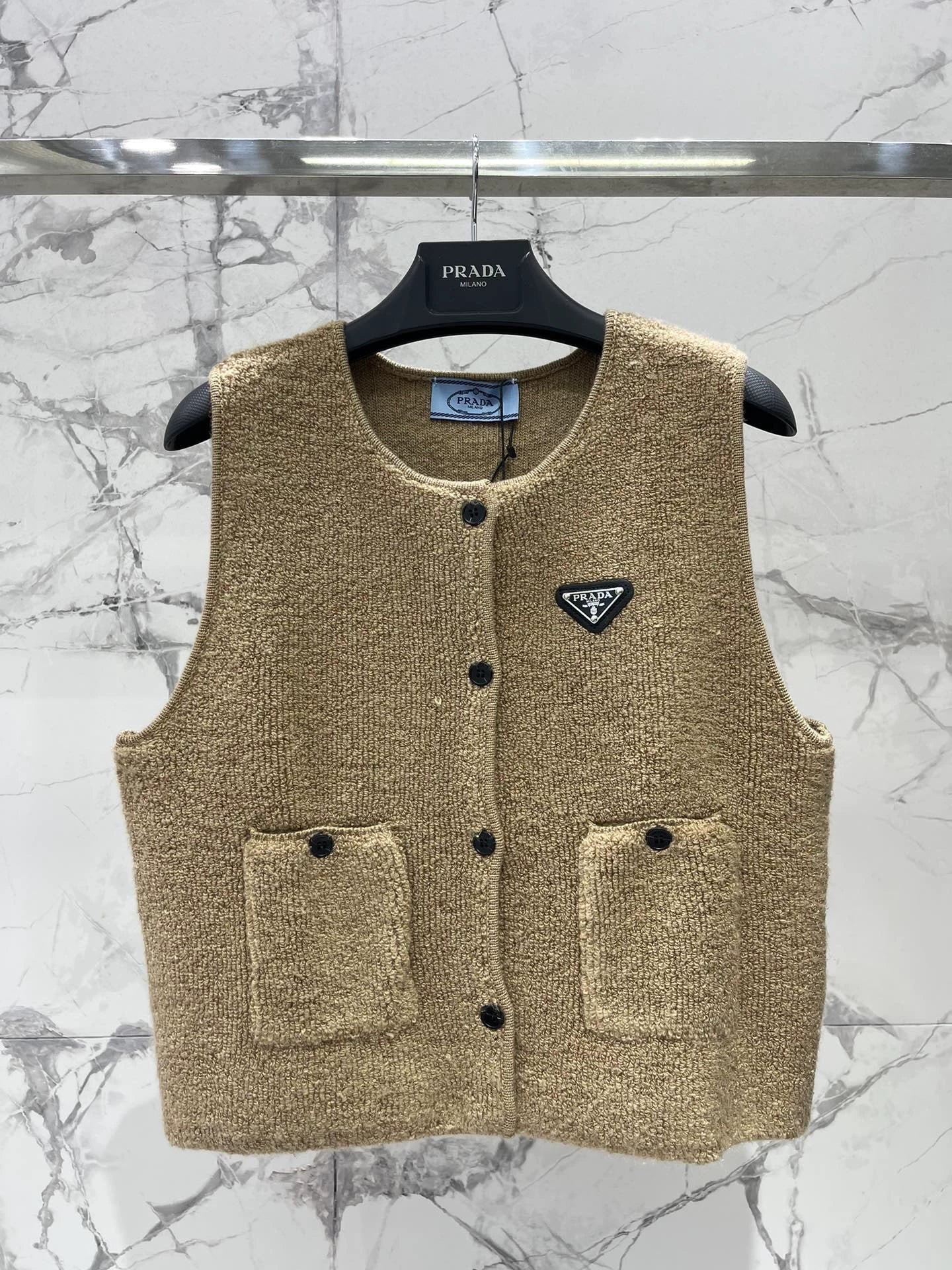 25fw Triangle logo knitted sleeveless vest