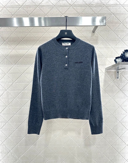 Half open button knit long sleeved shirt