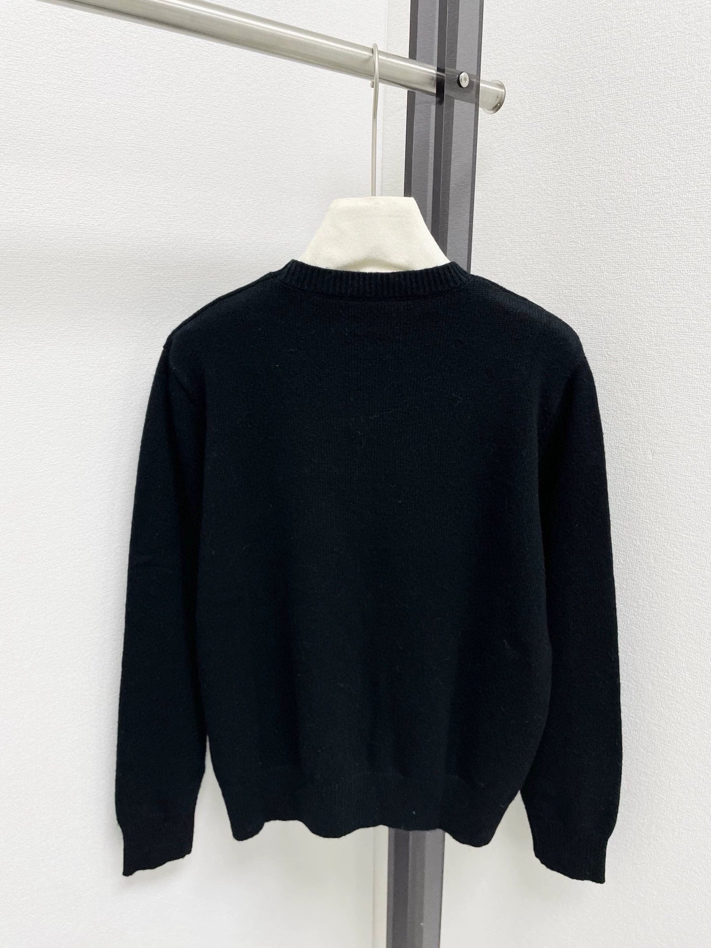 25fw Embroidered round neck sweater