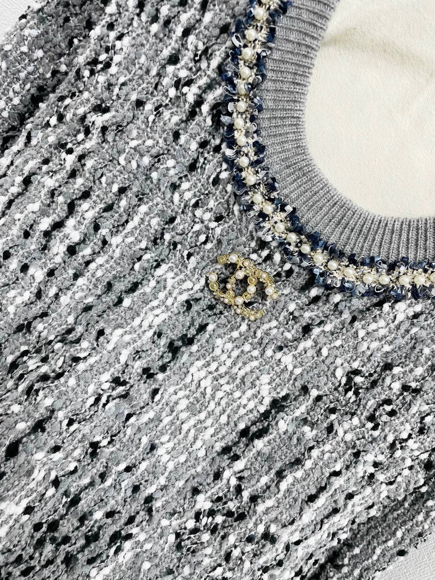 25fw Sequined knitted sweater