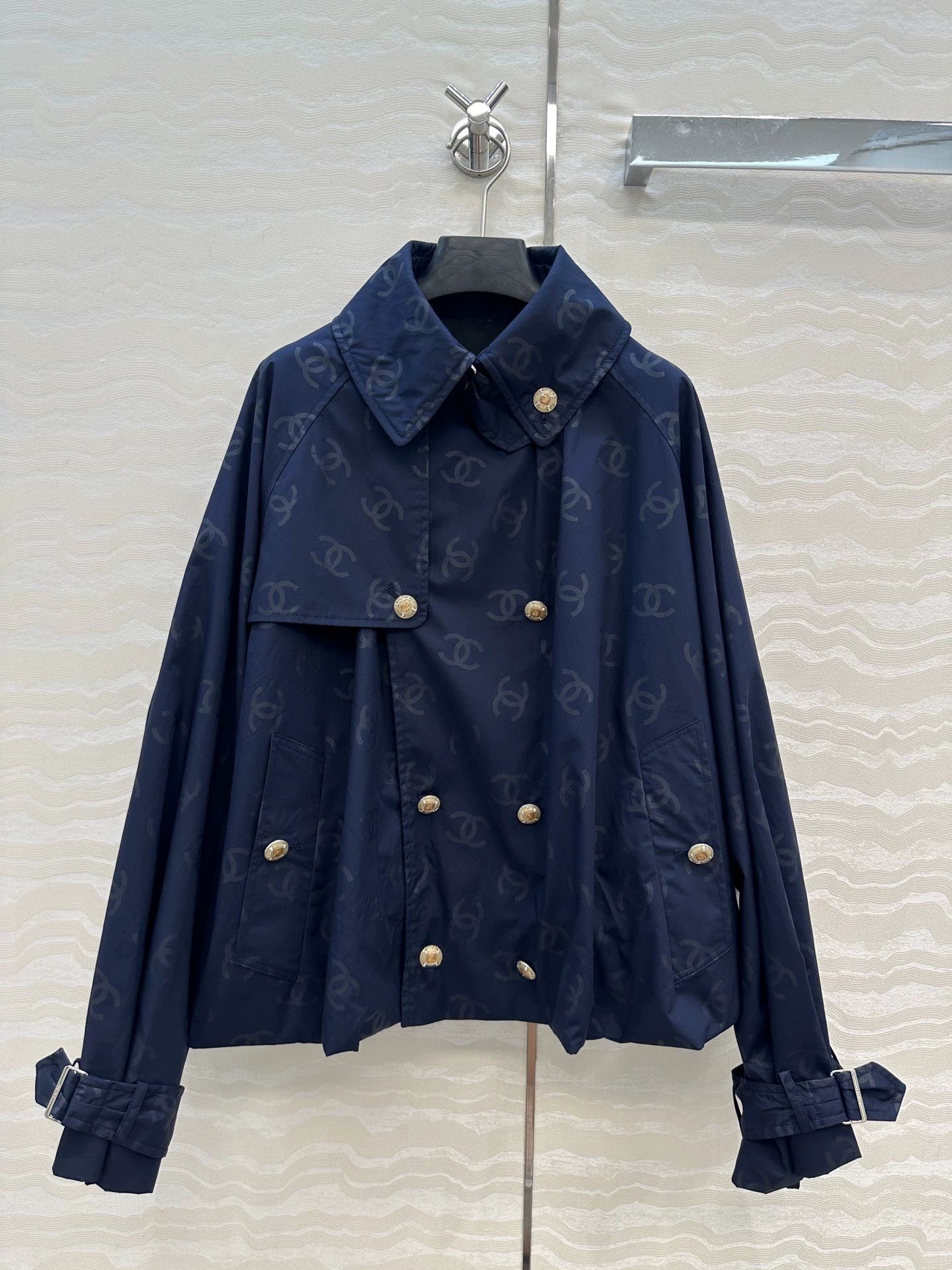 Dark jacquard logo short windbreaker