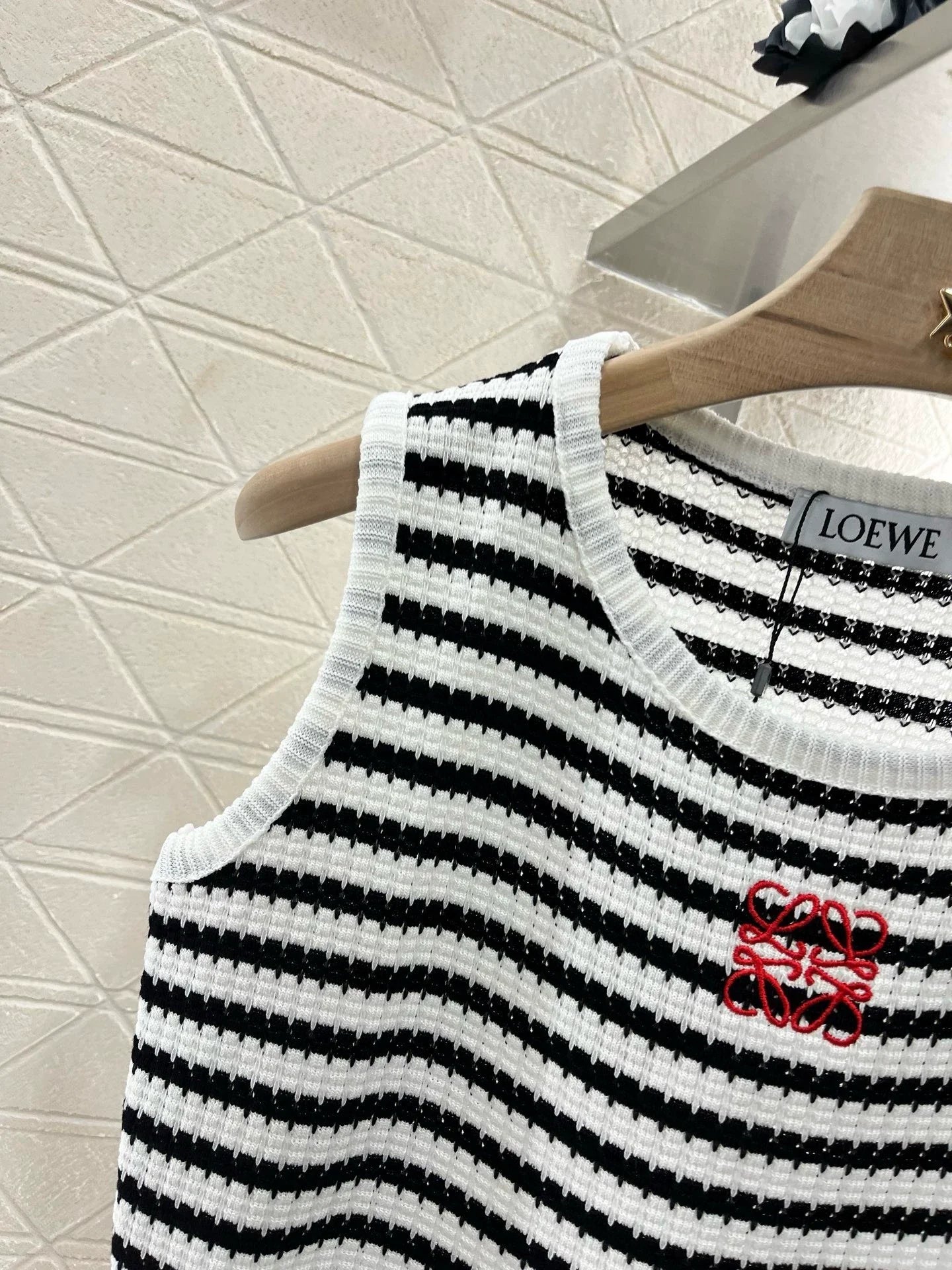 25 Spring and Summer New Contrast Stripe Embroidery Knitted Vest