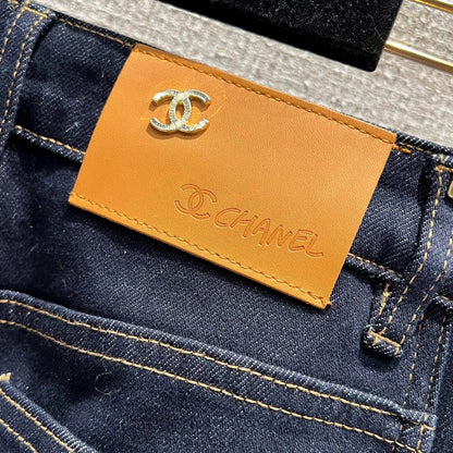 Side-embroidered washed denim jeans