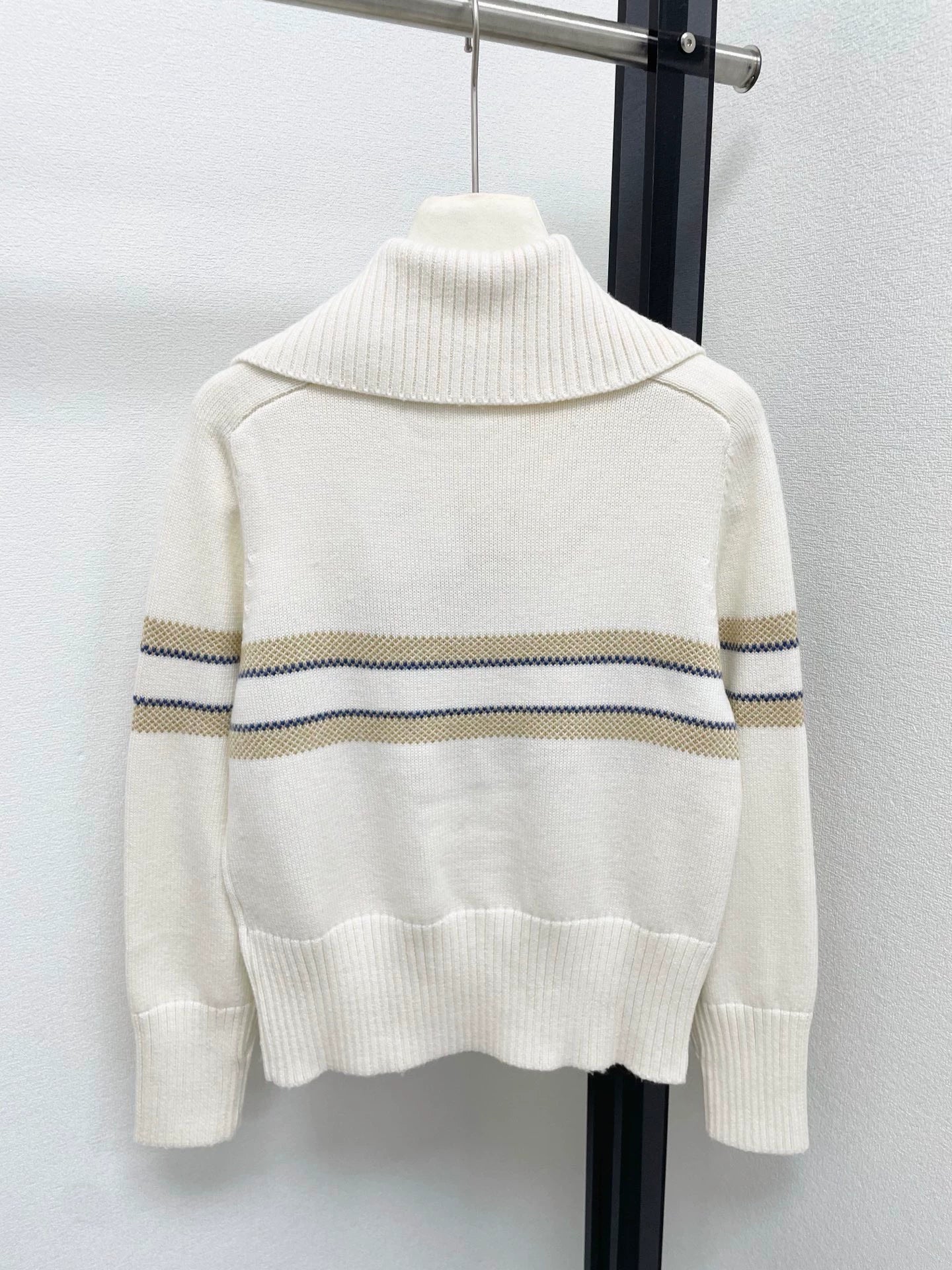 25fw Vertical contrasting navy neck sweater