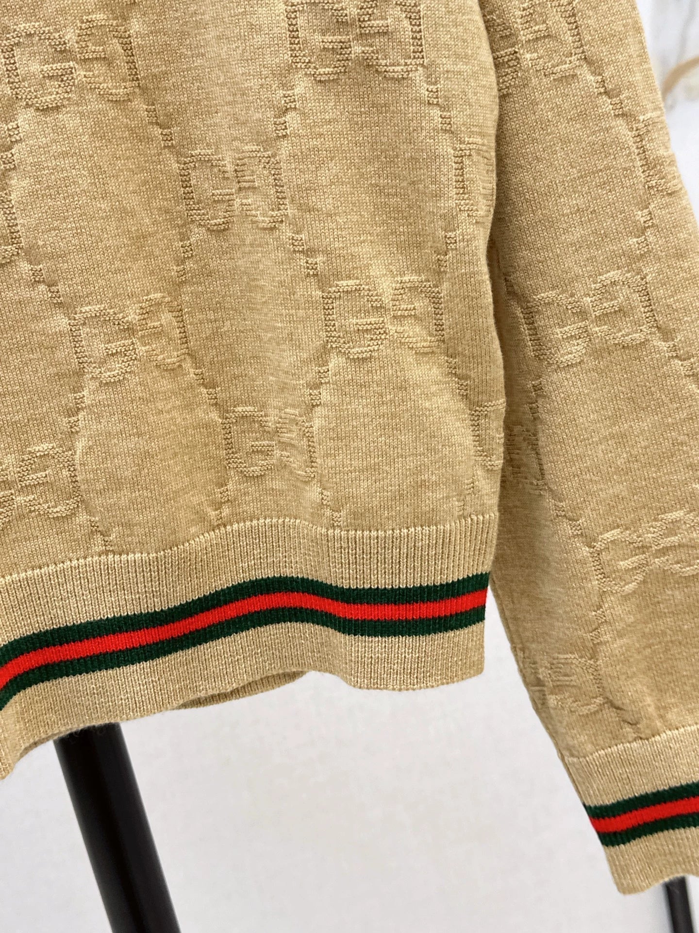 25 Knitted sweater with woven pattern round neck