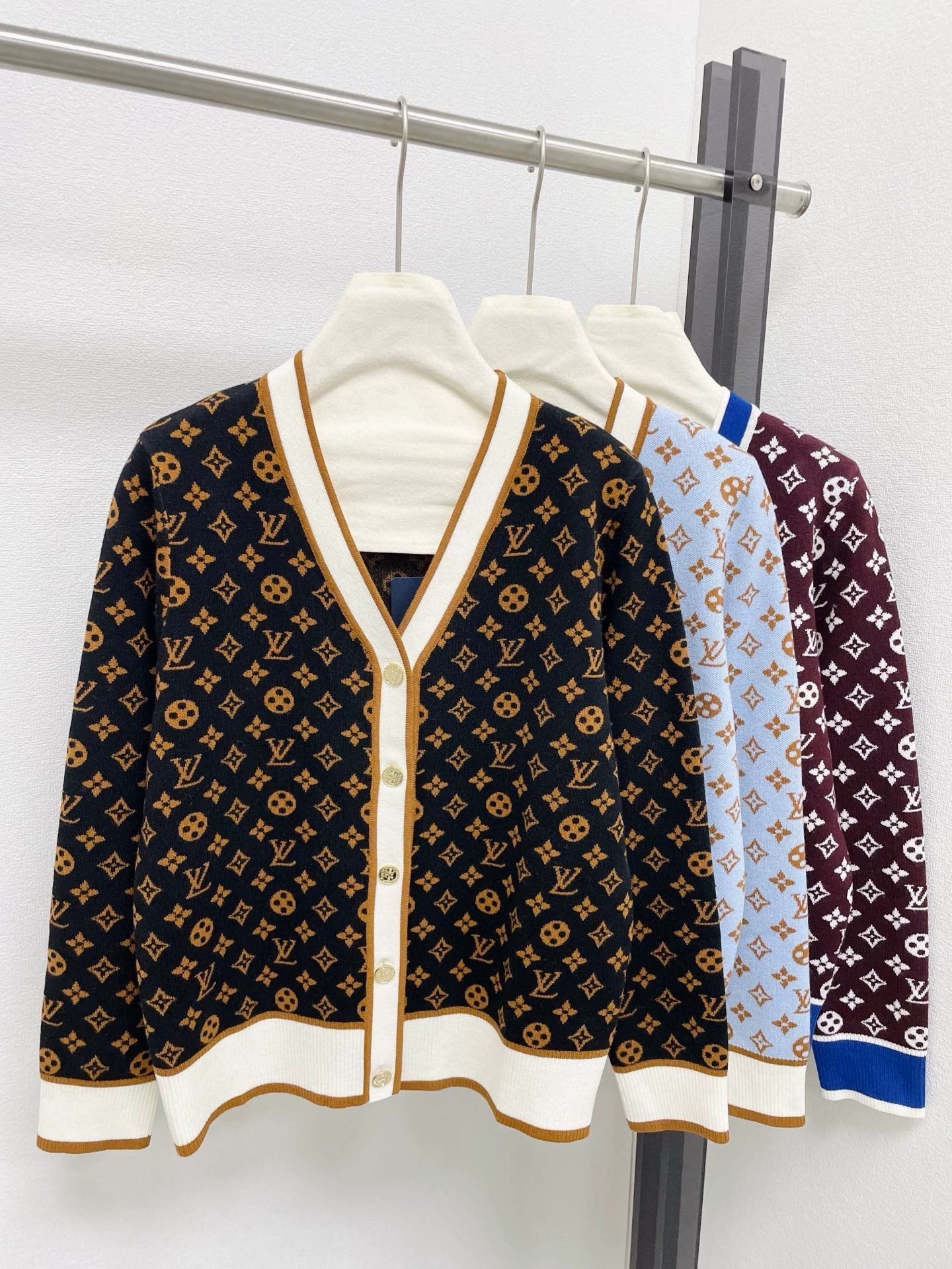 25fw Manlaohua V-neck cardigan