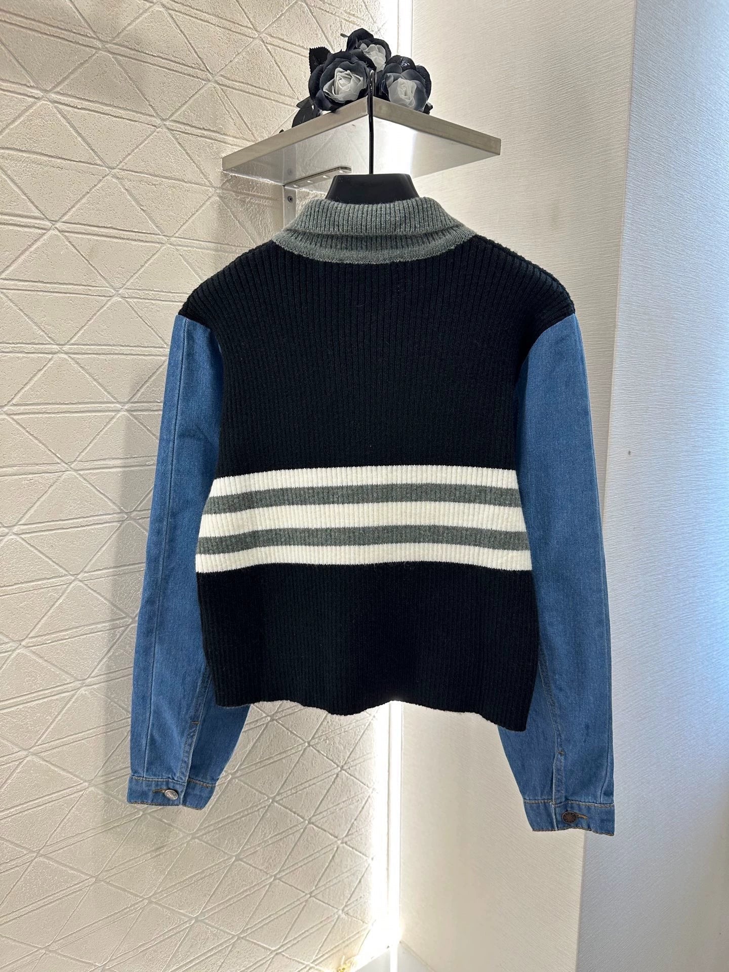 25 Splicing denim knit top