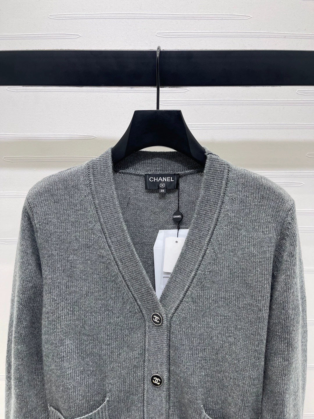 25fw V-neck long sleeved knitted cardigan