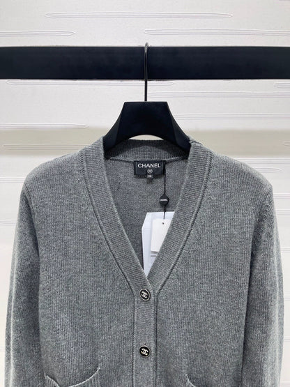 25fw V-neck long sleeved knitted cardigan