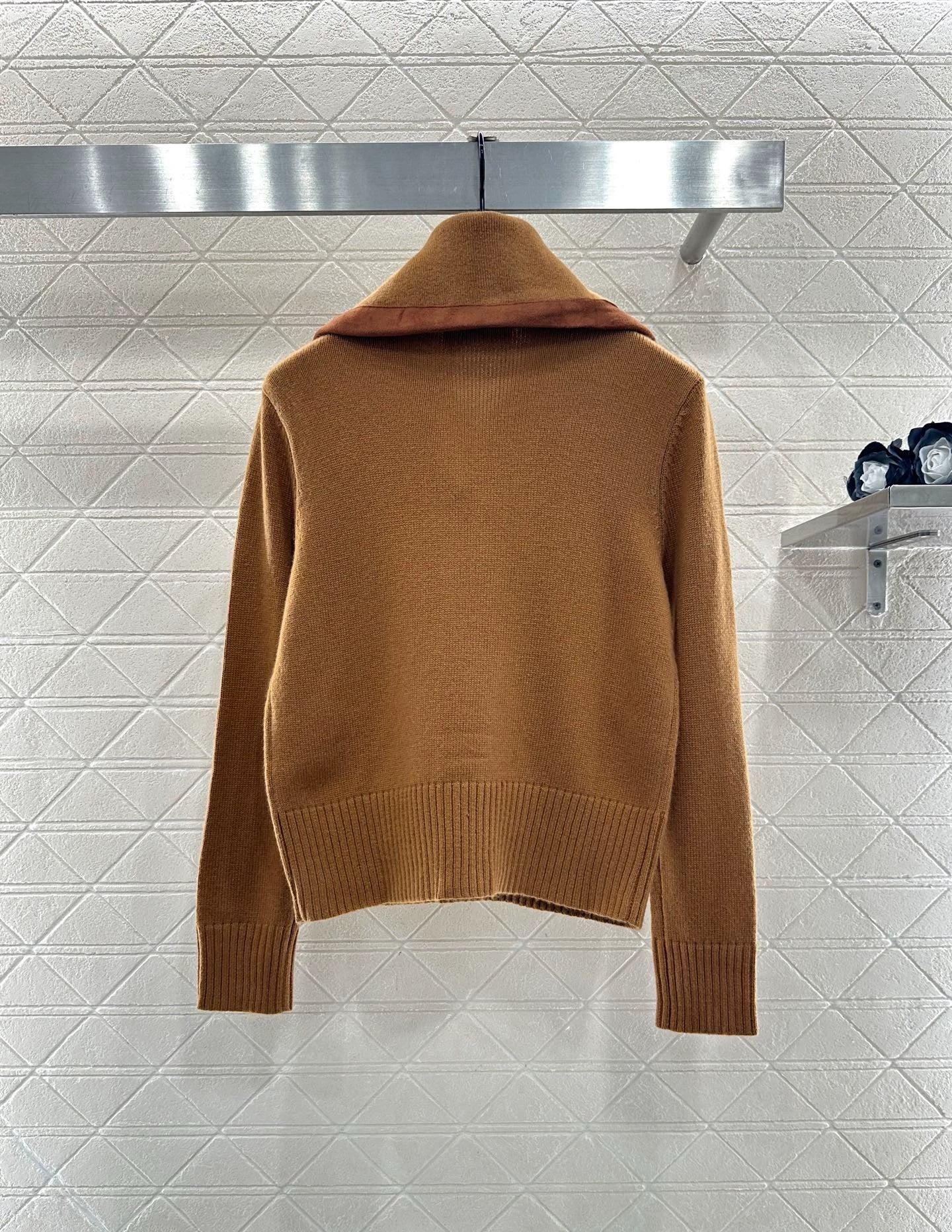 Knitted top with split leather collar