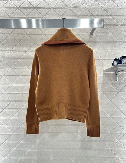 Knitted top with split leather collar