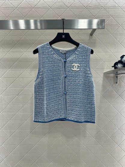 25fw Knitted vest with buckle