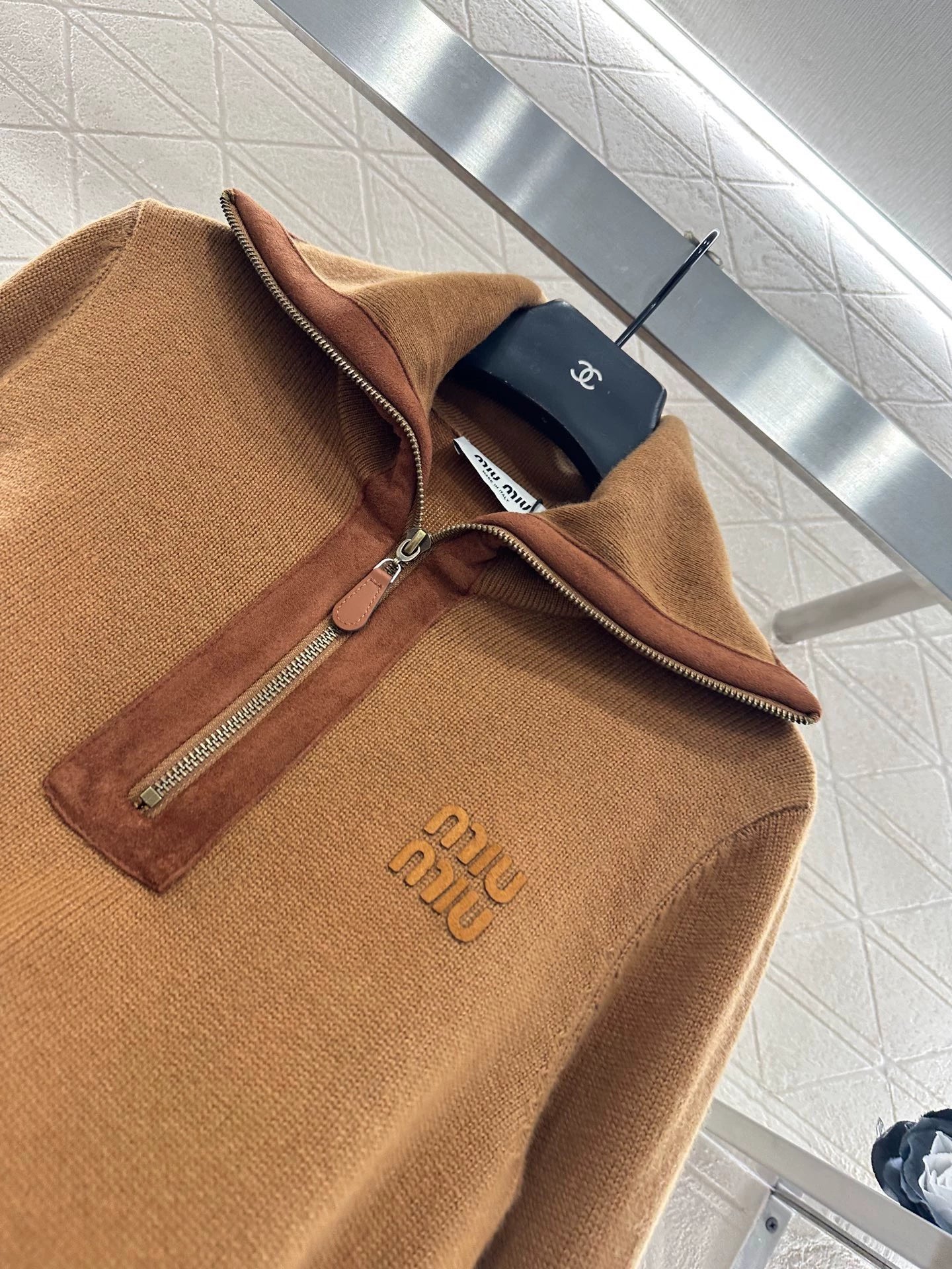 Knitted top with split leather collar