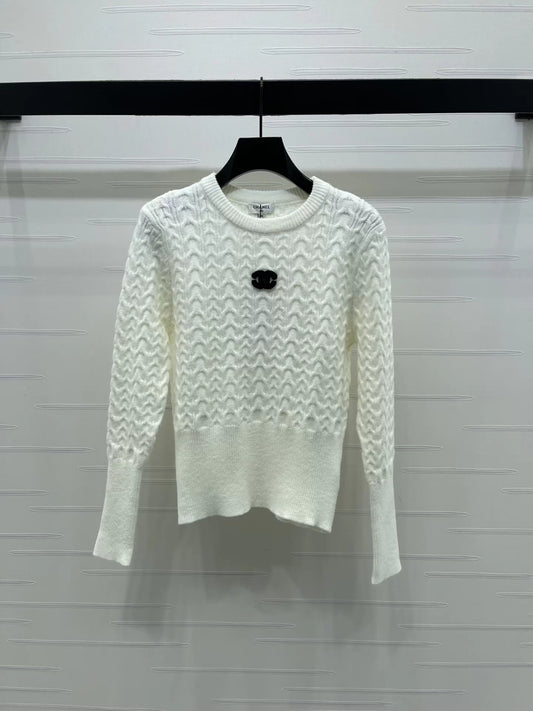 Round neck pullover long sleeved sweater