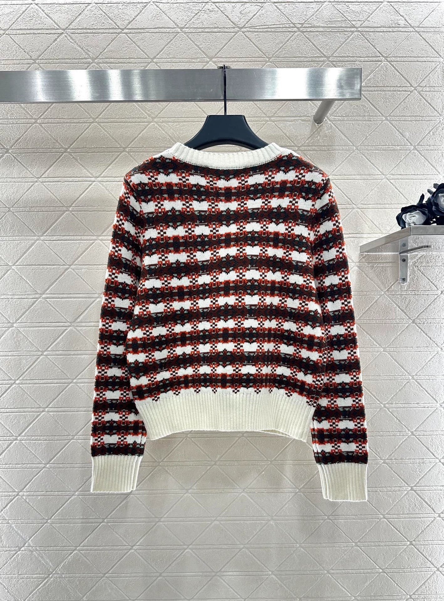 Round neck knitted pullover sweater