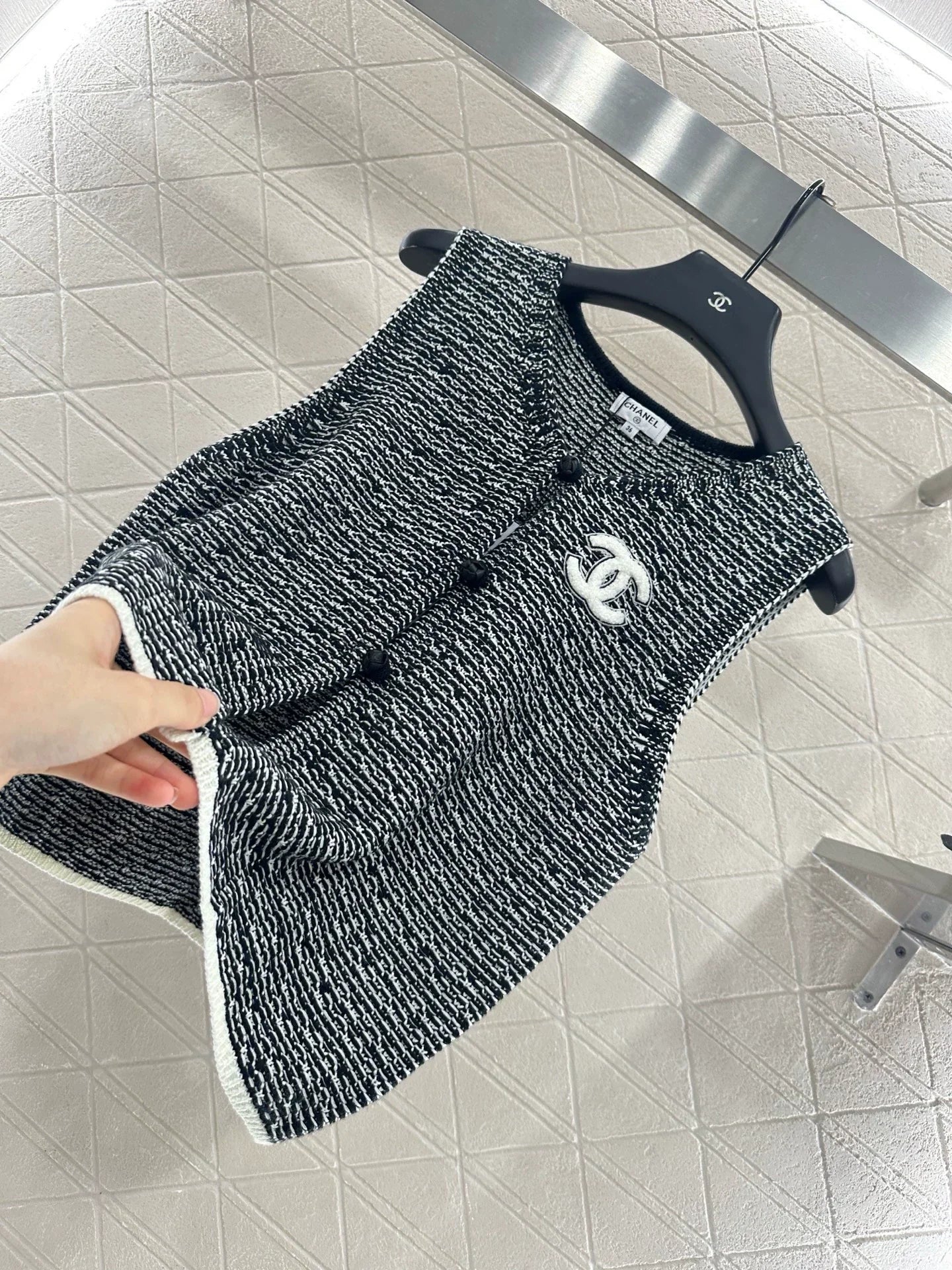 25fw Knitted vest with buckle