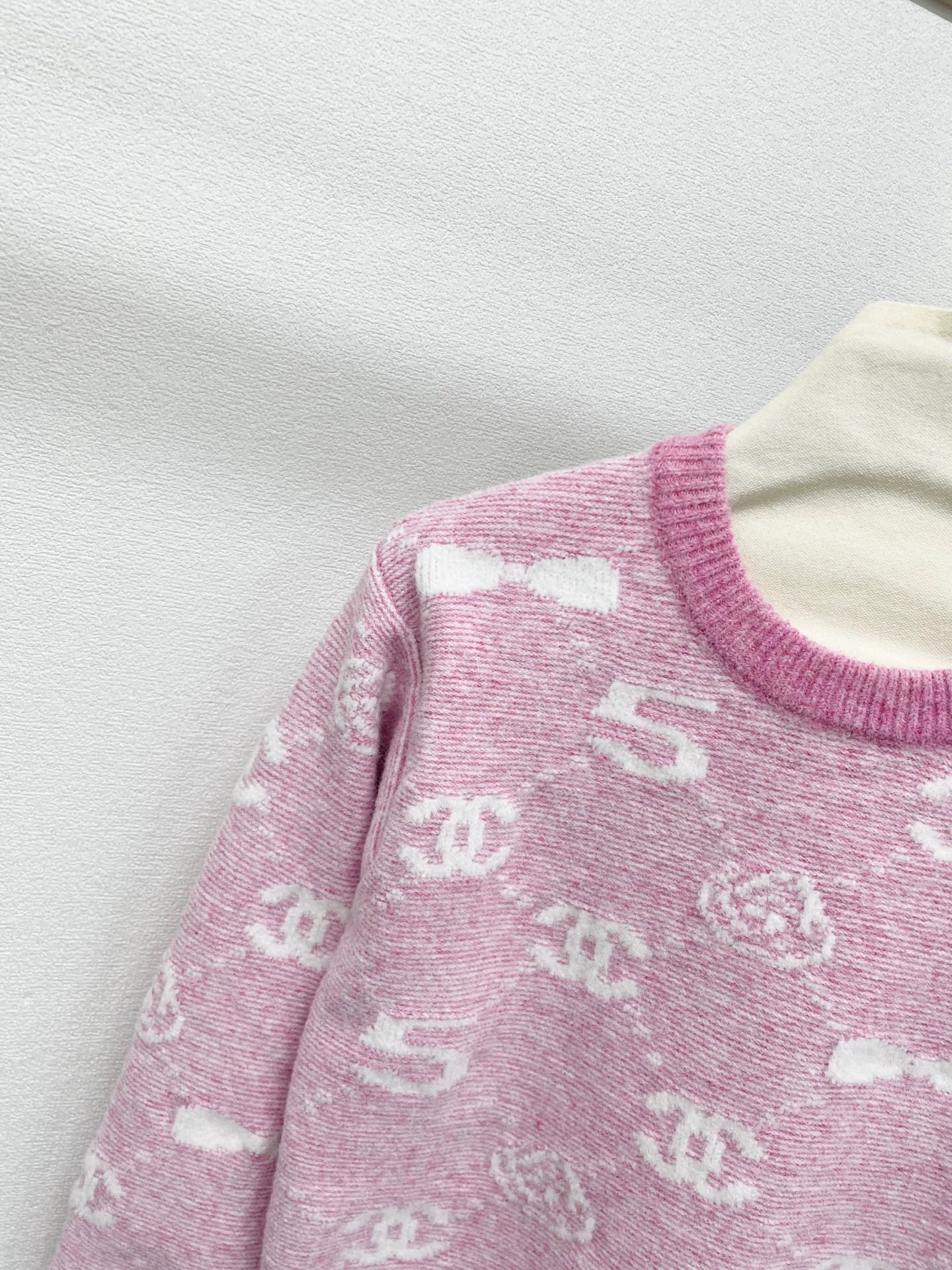 Diamond shaped Double C Bow Sweater