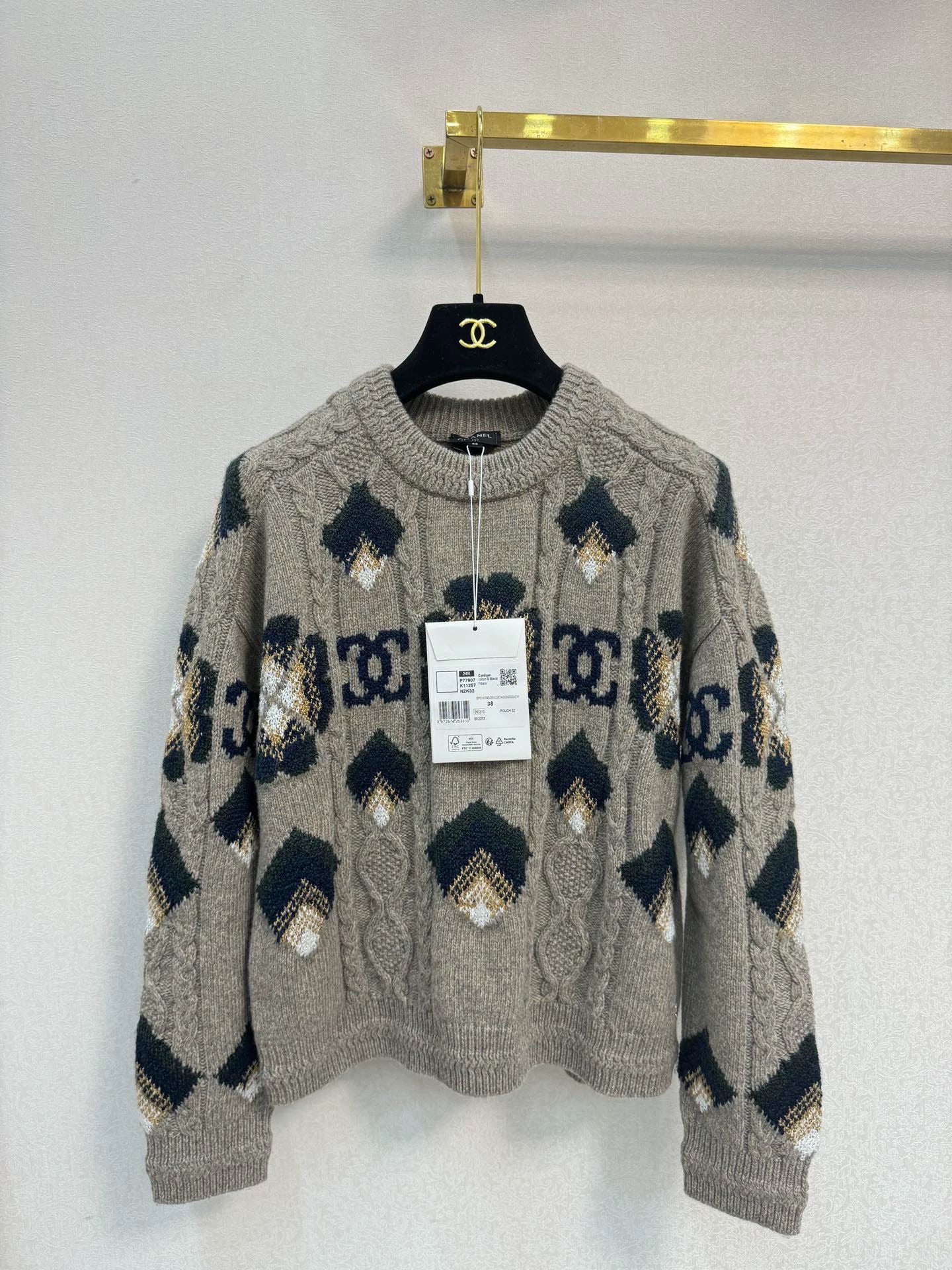 Four leaf clover knitted sweater