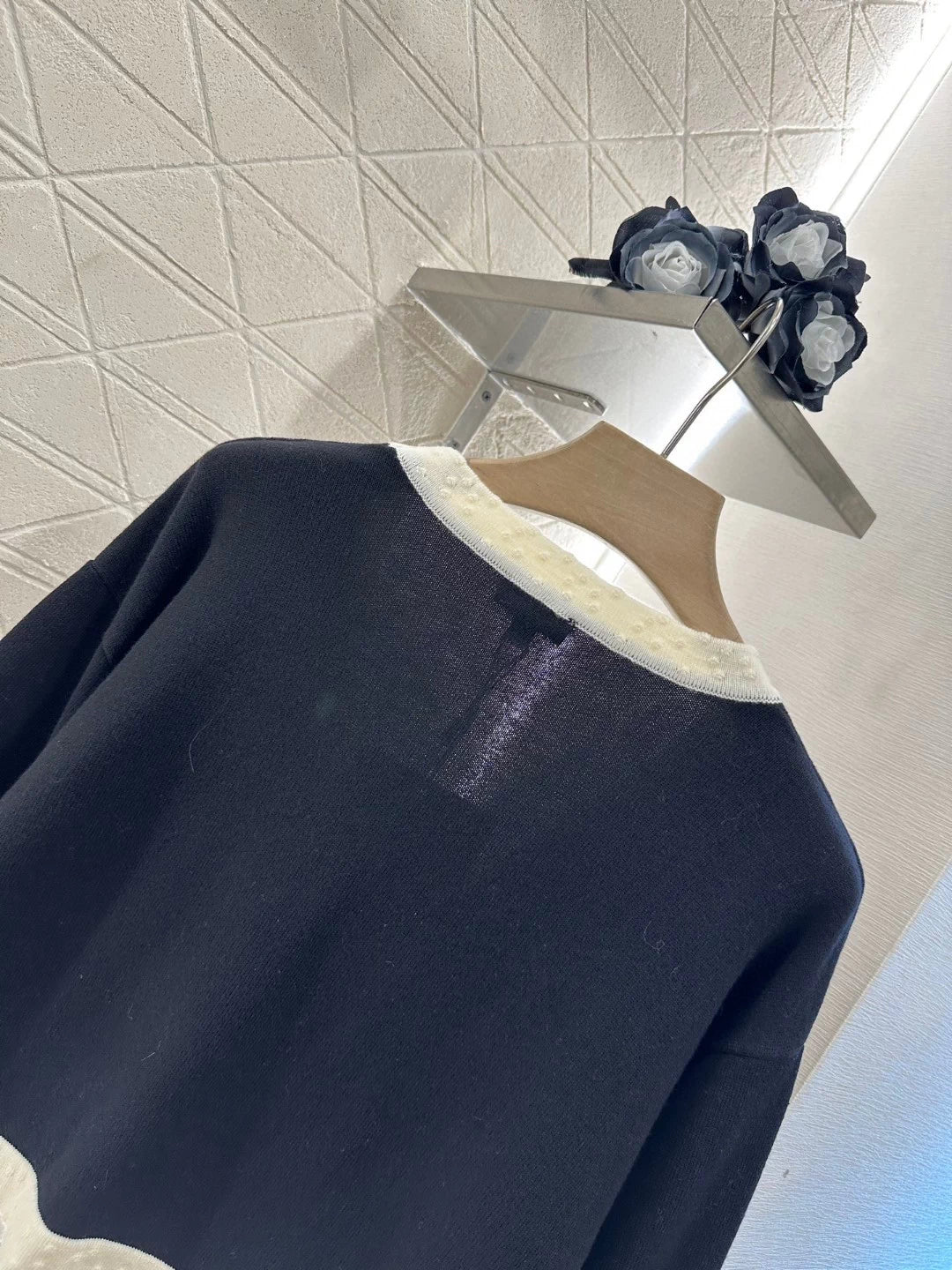 V-neck short knit sweater