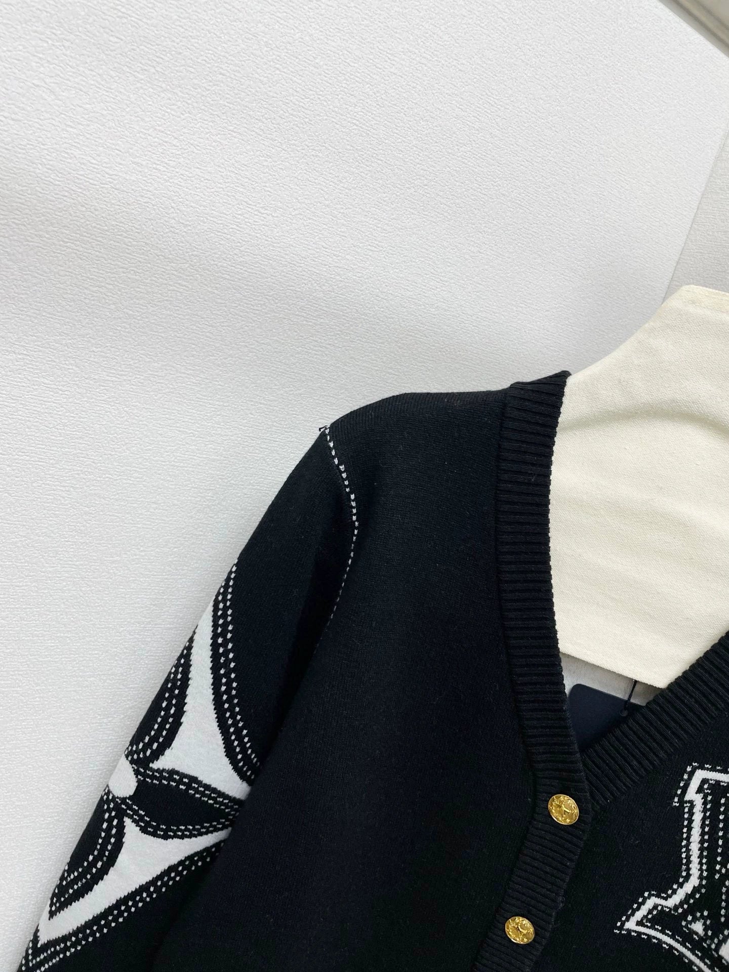 25fw Sleeve contrasting logo V-neck cardigan